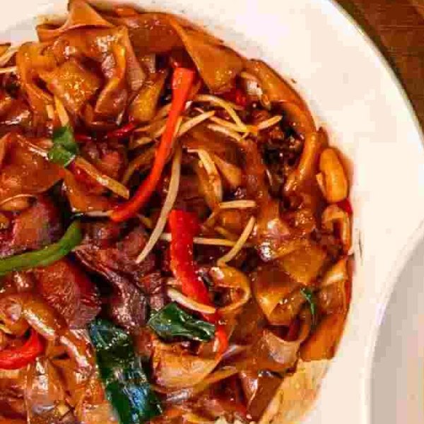 Stir-fried beef and rice noodles with soy sauce
